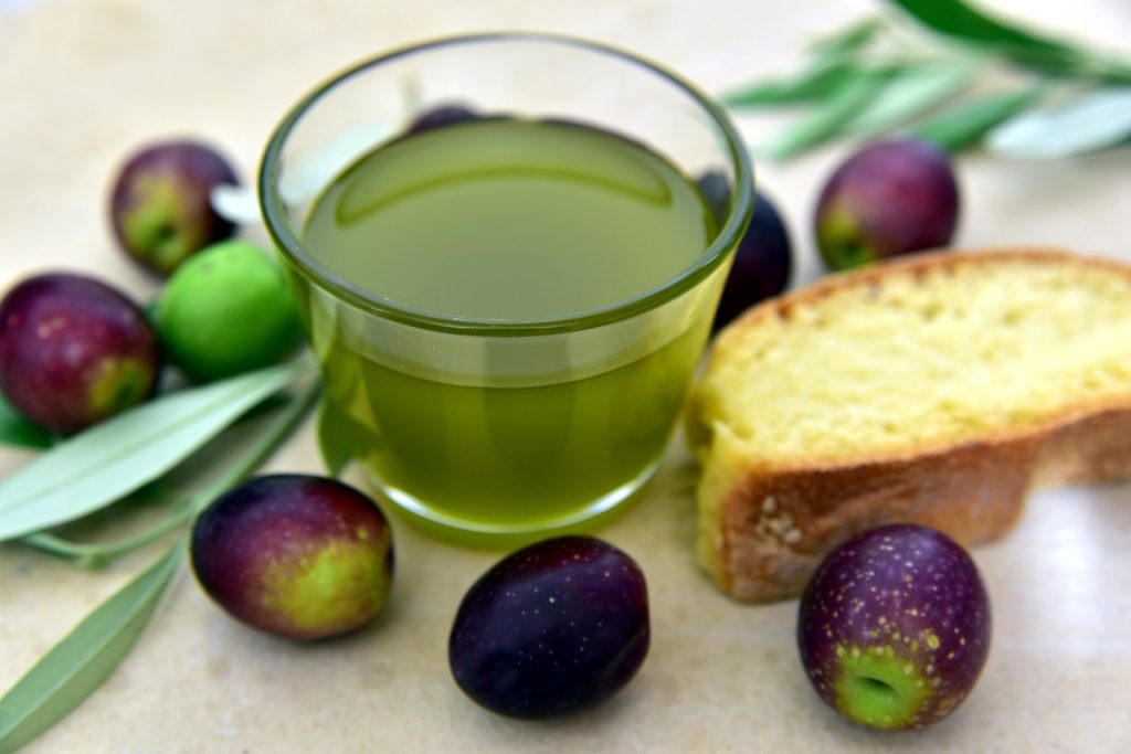 Assaggiare olio di oliva